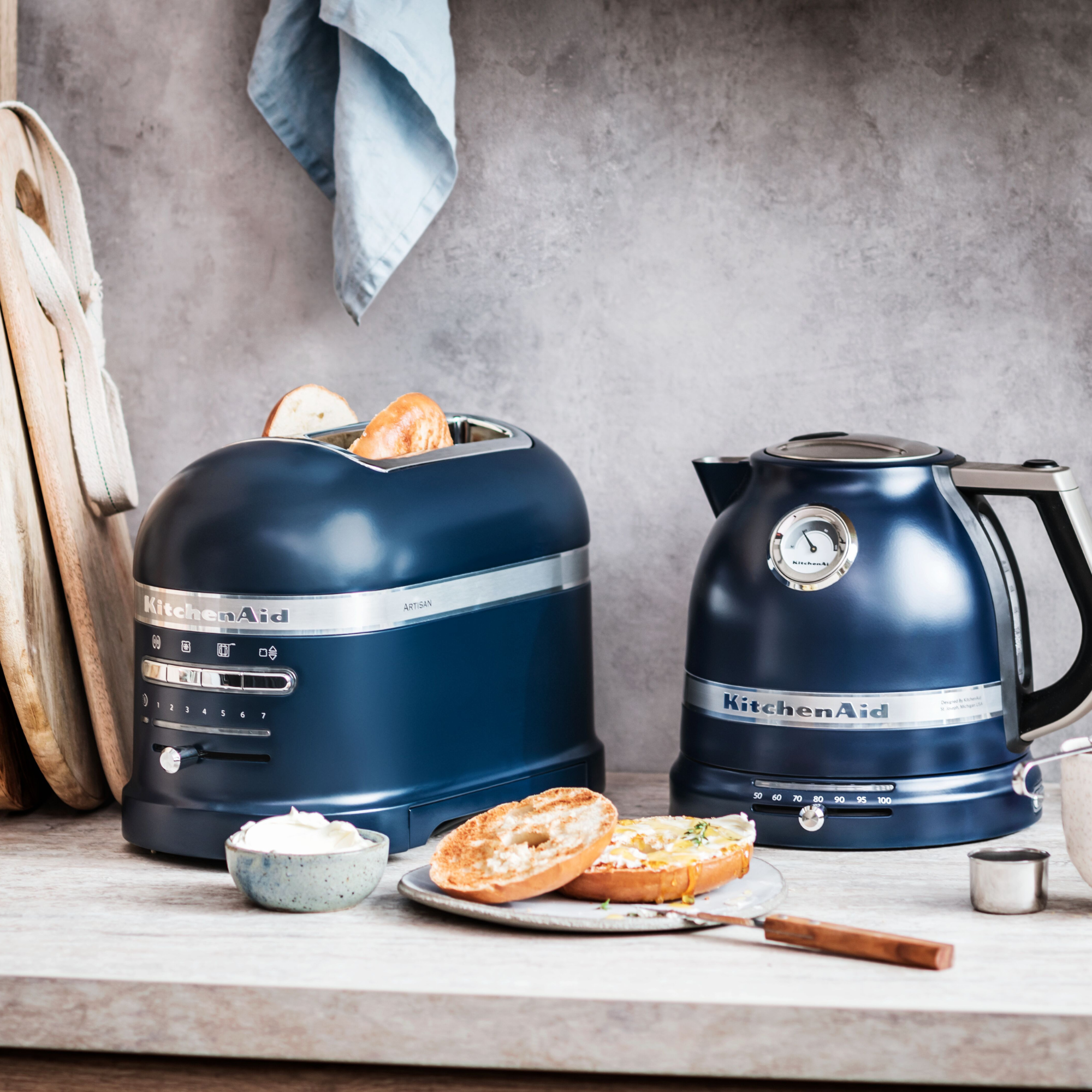 KitchenAid Artisan Frühstücksset inkl. Wasserkocher 5KEK1522, 2 Scheiben Toaster 5KMT2204 und Brötchenaufsatz